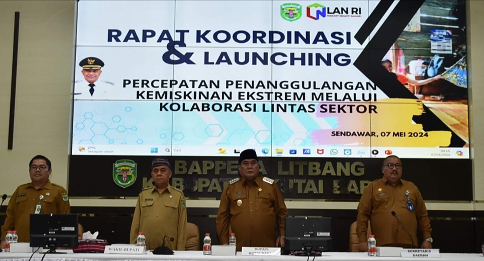 PROGRAM: Bupati Kubar FX Yapan (kedua kanan) me-launching percepatan penanggulangan kemiskinan ekstrem, Selasa (7/5).