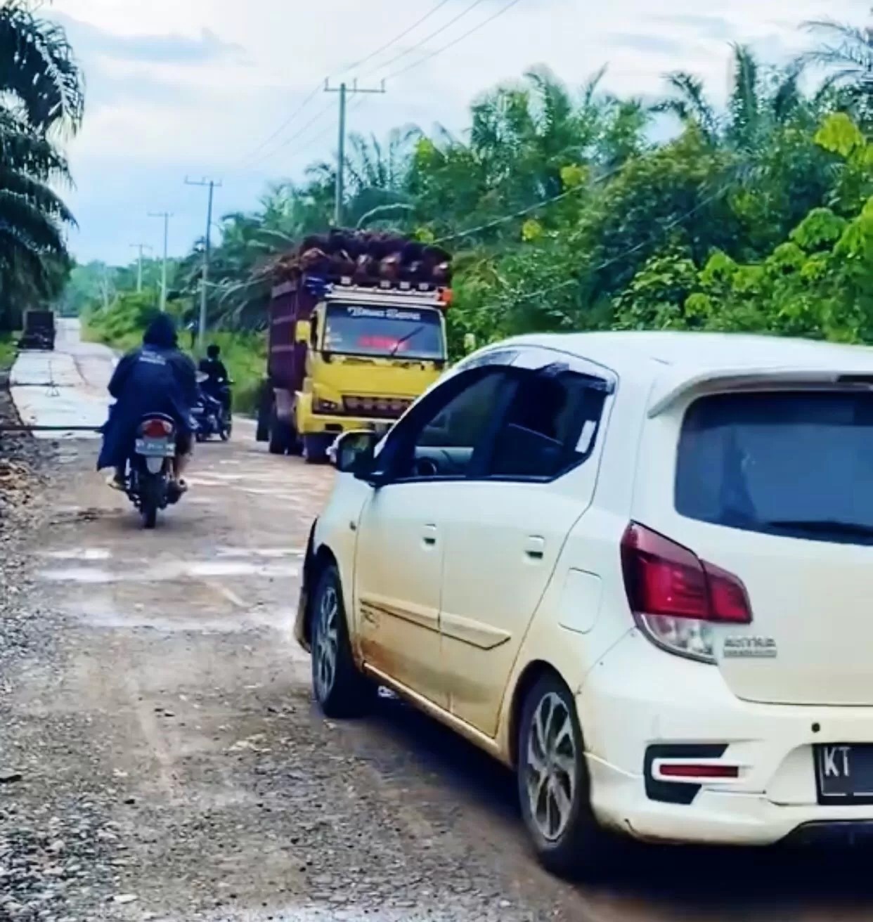 DIBIARKAN RUSAK: Sudah bertahun-tahun kerusakan di jalur poros Sangatta&ndash;Rantau Pulung belum ada perbaikan berarti.