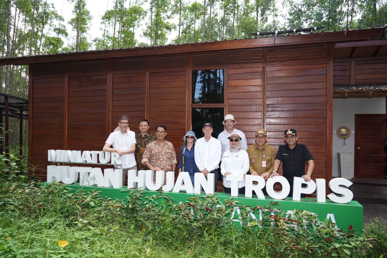 LEBIH DEKAT: Pj Gubernur Kaltim Akmal Malik mendampingi Dubes Denmark untuk Indonesia HE Sten Frimodt Nielsen meninjau lokasi pembangunan Ibu Kota Nusantara (IKN). (ARIEF/ADPIMPROV KALTIM)