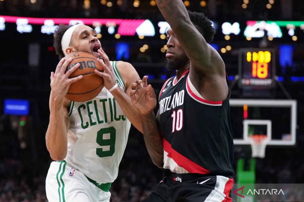 Pebola basket Boston Celtics Derrick White (9) menggiring bola dihalangi pemain Portland Trail Blazers Nassir Little (10) dalam laga NBA di TD Garden, Boston, Massachusetts, AS, Rabu (8/3/2023).