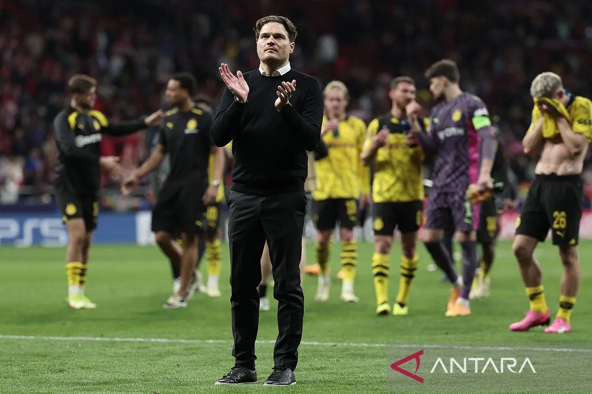Pelatih Dortmund Edin Terzic pada akhir pertandingan leg pertama perempat final Liga Champions UEFA antara Atletico Madrid dan Borussia Dortmund di Stadion Metropolitano, Madrid, Rabu (10/4/2024).