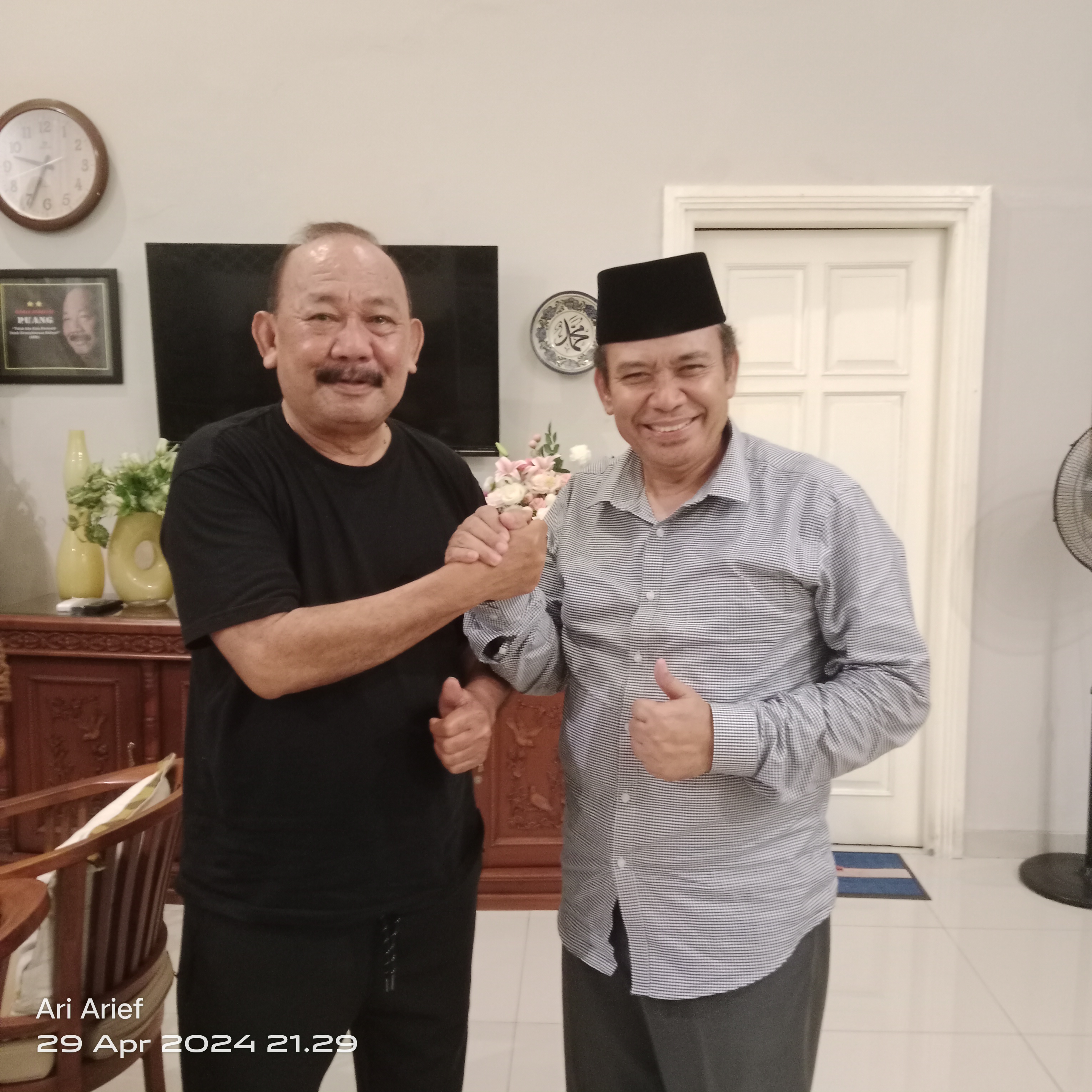 JABAT KOMANDO: Andi Harahap (kiri) dan Rendi Susiswo Ismail setelah diskusi Pilkada PPU 2024.(ari/kp)