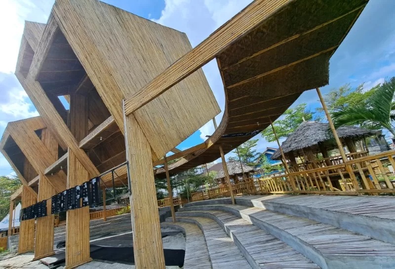 TERSINGKAP: Atap ampiteater yang rusak tersingkap (Foto: Wahyu Ramadhan/Radar Banjarmasin)