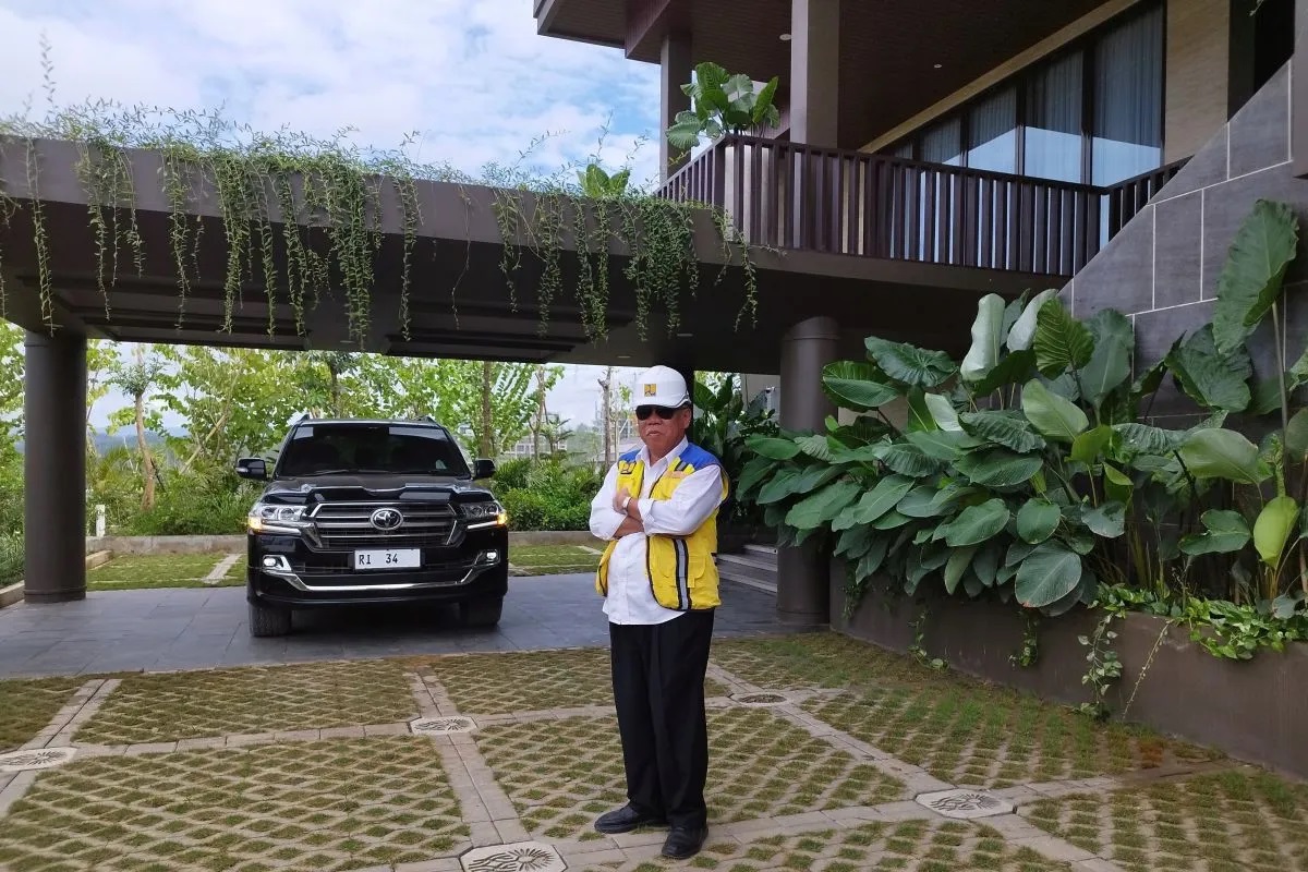 Menteri Pekerjaan Umum dan Perumahan Rakyat Basuki Hadimuljono berswafoto di rumah dinasnya di IKN, Kalimantan Timur, Selasa (7/5/2024). ANTARA/Muzdaffar Fauzan.