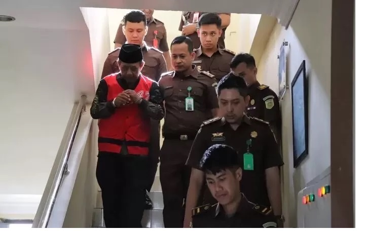 Kades Rejotangan Andhi Mutojo ditetapkan tersangka atas dugaan kasus Tipikor dana BK senilai Rp 175 juta. (Yoga Dany Damara/Radar Tulungagung)