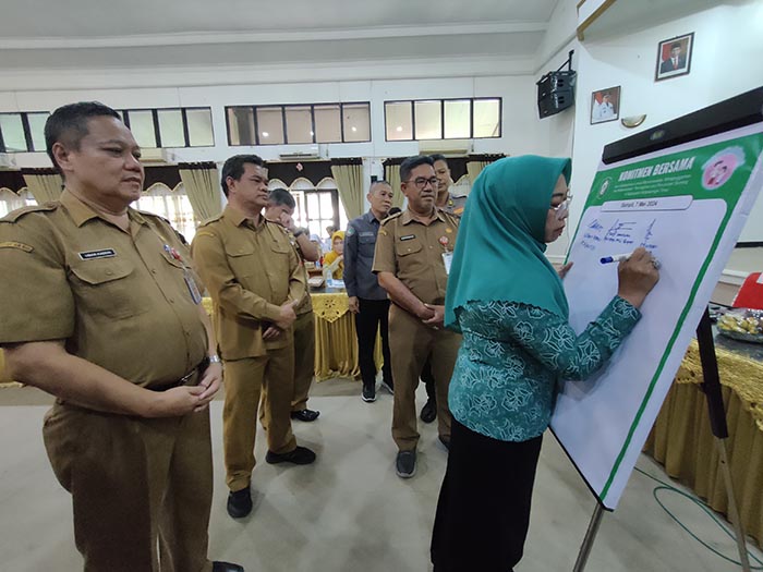PENANDATANGANAN: Ketua TP PKK Kotim Khairiah Halikinnor menandatangani komitmen bersama penanganan stunting di Kotim, Selasa (7/5/2024). (YUNI/RADAR SAMPIT)