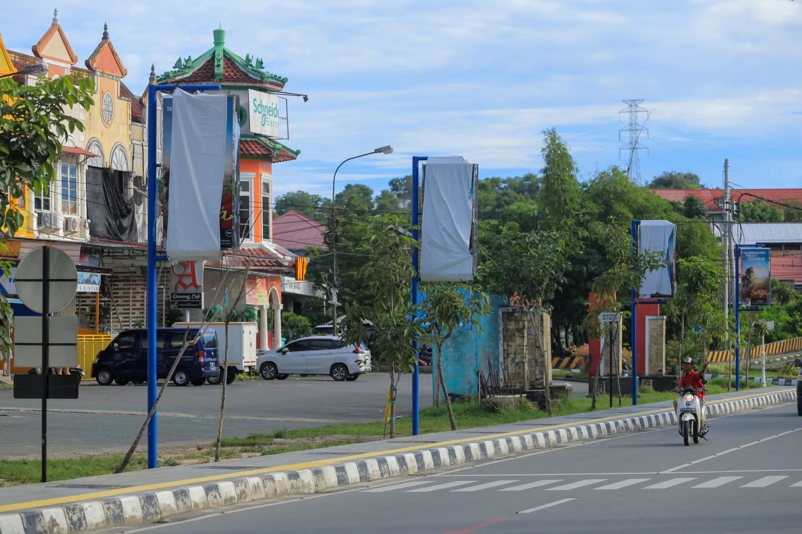 TERLARANG: Demi alasan kesehatan, reklame rokok kini terlarang di Kota Minyak. Yang telanjur ada, seperti terlihat di gambar, tampak ditutupi. FOTO: FUAD MUHAMMAD/KP