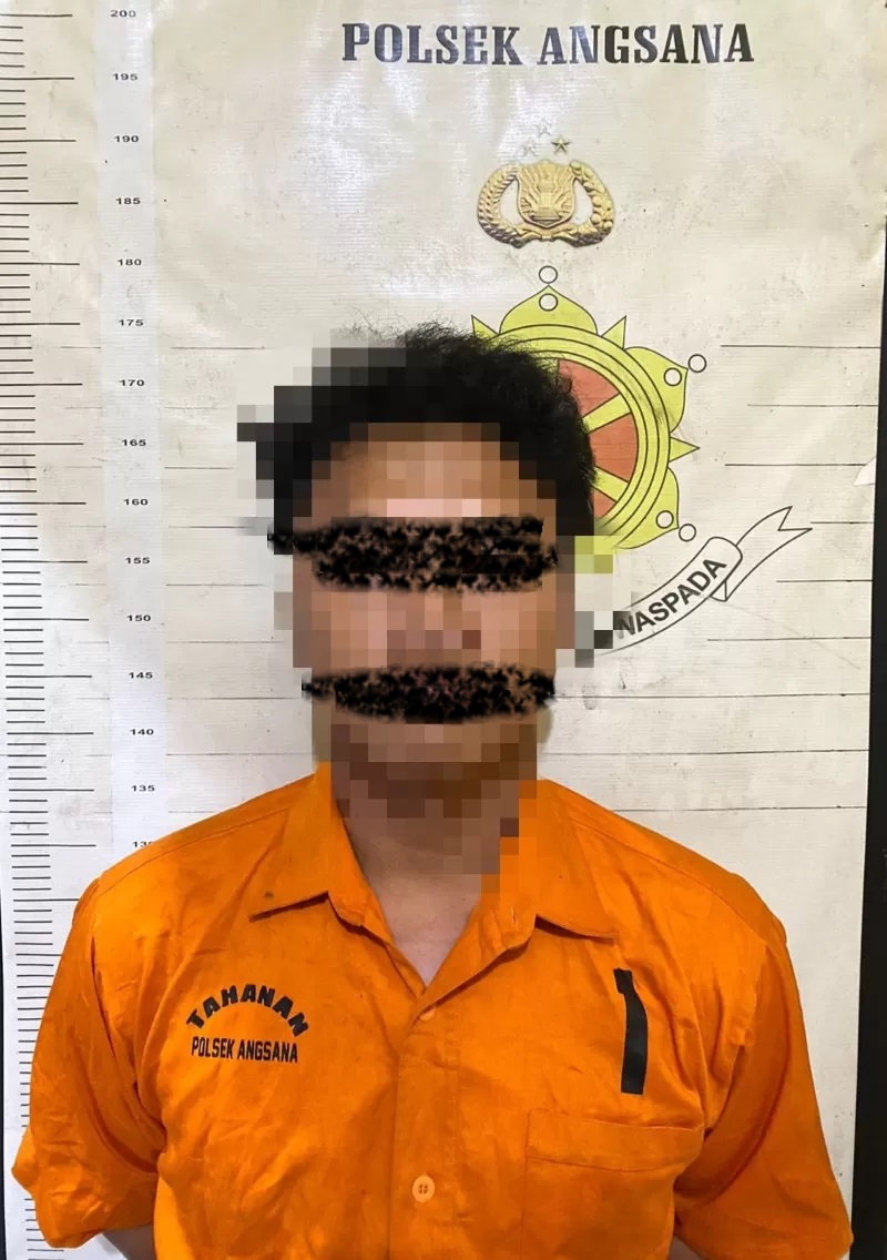 DIRINGKUS: RFT (22) diringkus kepolisian usai menganiaya teman satu kosnya sendiri. Ia diringkus lantaran sakit hati temannya diterima kerja. (Foto: Kasat Reskrim untuk Radar Banjarmasin)