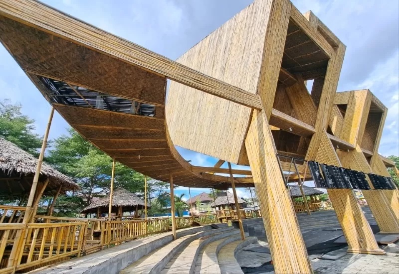 RUSAK: Atap ampiteater Kampung Ketupat yang bolong, dipotret Senin (6/5). Objek wisata di Sungai Baru ini ditutup pengelola sejak sebelum Ramadan. (Foto: Wahyu Ramadhan/Radar Banjarmasin)