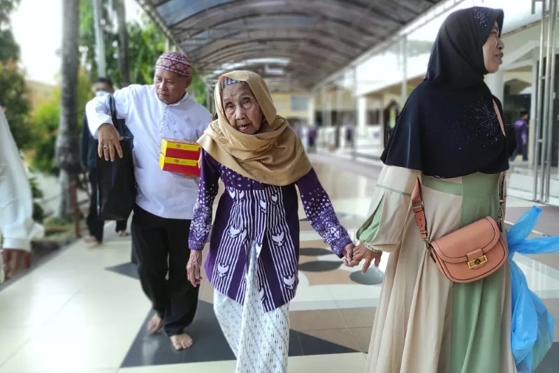 CALON HAJI TERTUA: Calon haji tertua asal  Banjarmasin, Siti Rahmah, 89 tahun, saat tiba di Masjid Raya Sabilal Muhtadin, kemarin (8/5). (FOTO: WAHYU RAMADHAN/RADAR BANJARMASIN)