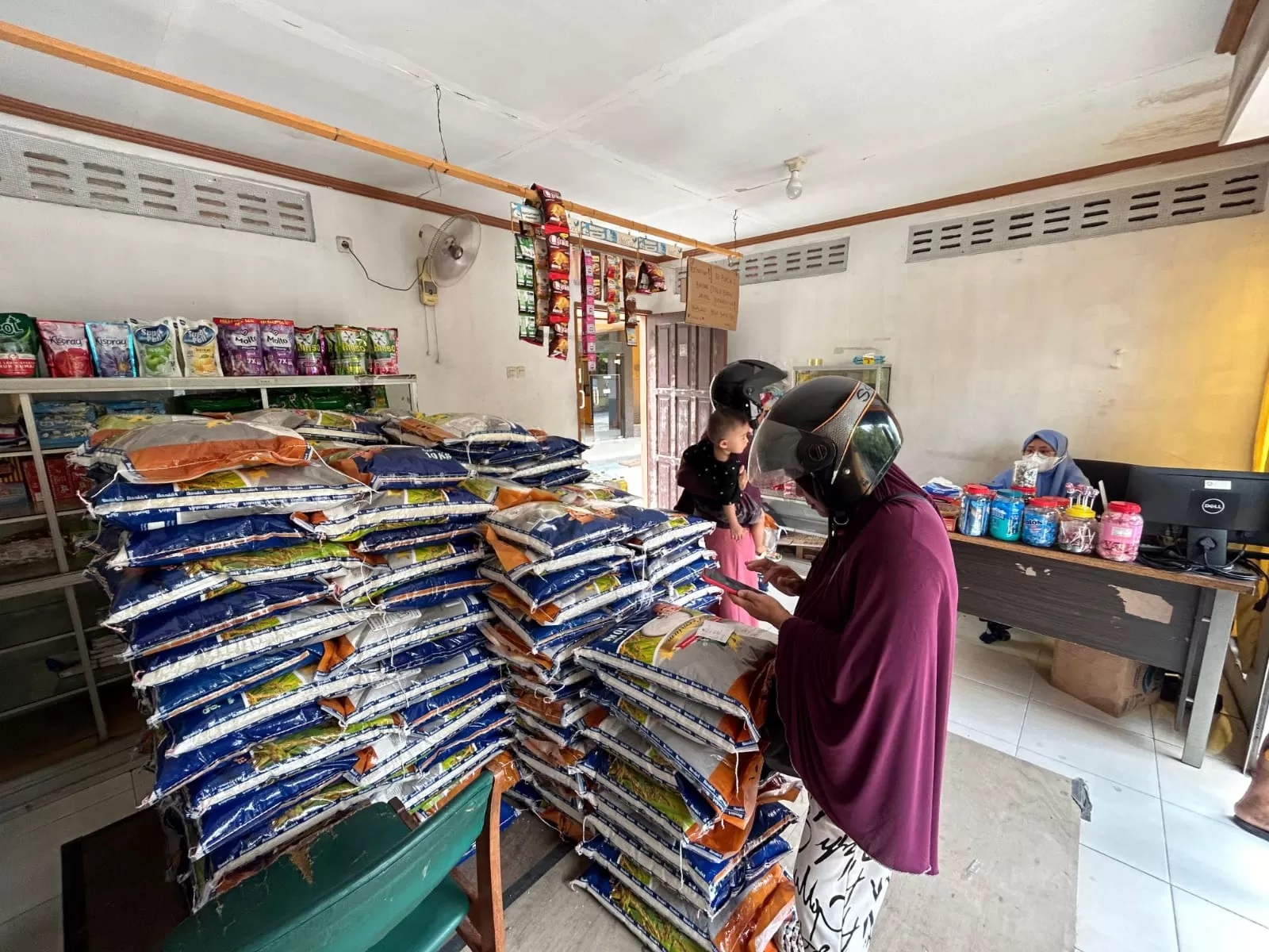 HARGA NAIK: Beras SPHP yang dijual di koperasi Bulog Tarakan mengalami kenaikan setelah ditetapkan oleh pemerintah pusat. FOTO: ELIAZAR/RADAR TARAKAN