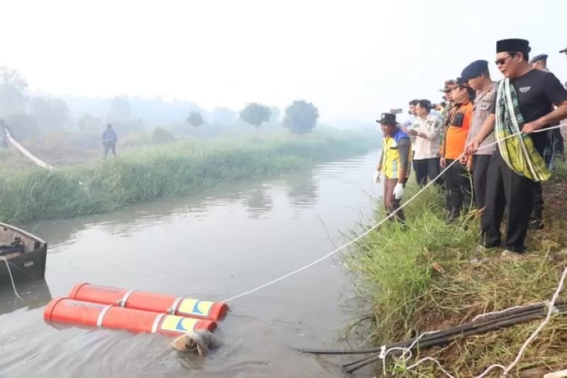 PEMADAM : Gubernur Kalsel, Sahbirin Noor terlibat langsung dalam upaya pembasahan lahan gambut di Ring 1 Bandara, Kecamatan Landasan Ulin Kota Banjarbaru beberapa waktu lalu (FOTO: BIRO ADPIM PROV KAL