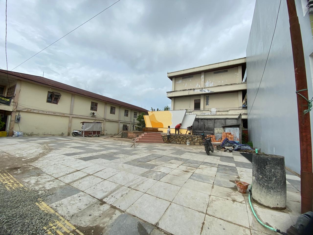 MINI PANGGUNG: Pembangunan mini panggung di tepian Jalan Ahmad Yani sedang digarap untuk memfasilitasi masyarakat yang hobi seni dan pertunjukan.