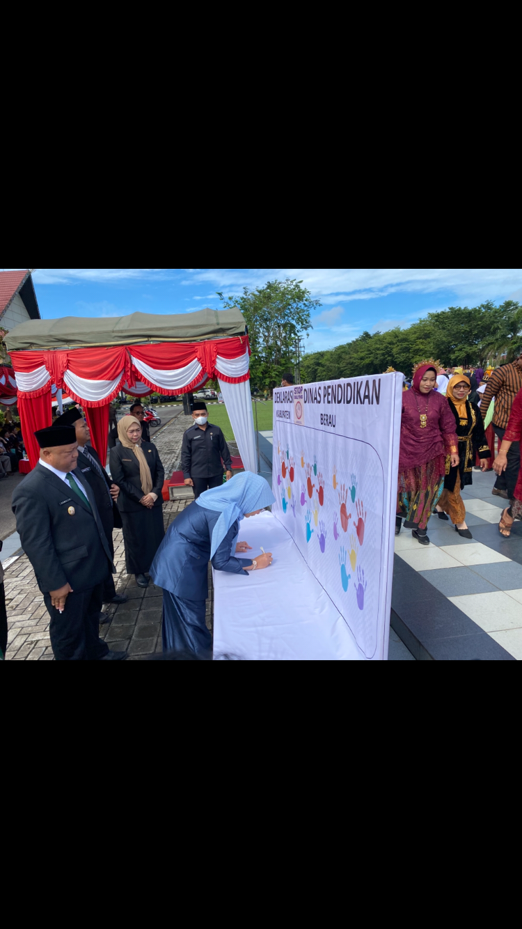 PENANDATANGANAN: Bupati Berau Sri Juniarsih menandatangani deklarasi stop perundungan, diikuti unsur forkopimda lainnya, di halaman Kantor Bupati Berau.