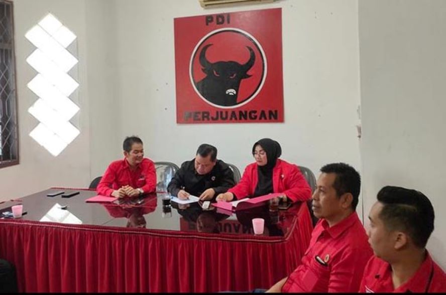 Halikinnor dan Irawati saat mendaftar ke kantor DPC PDIP Kotim sebagai pasnagan cabup dan cawabup untuk Pilkada Kotim 2024. (Istimewa)