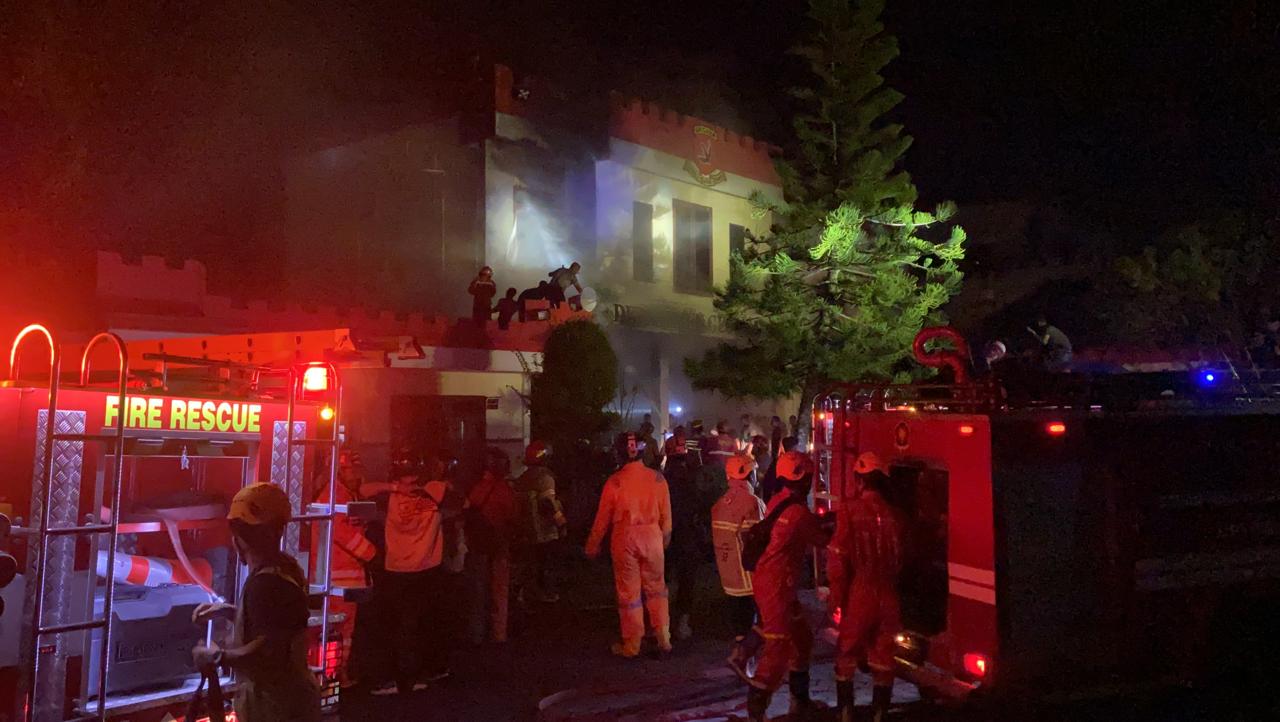 Gudang Gegana Satbrimob Polda Kaltim terbakar pada Kamis (9/5/2024) malam. Api dapat dikuasai 30 menit kemudian.