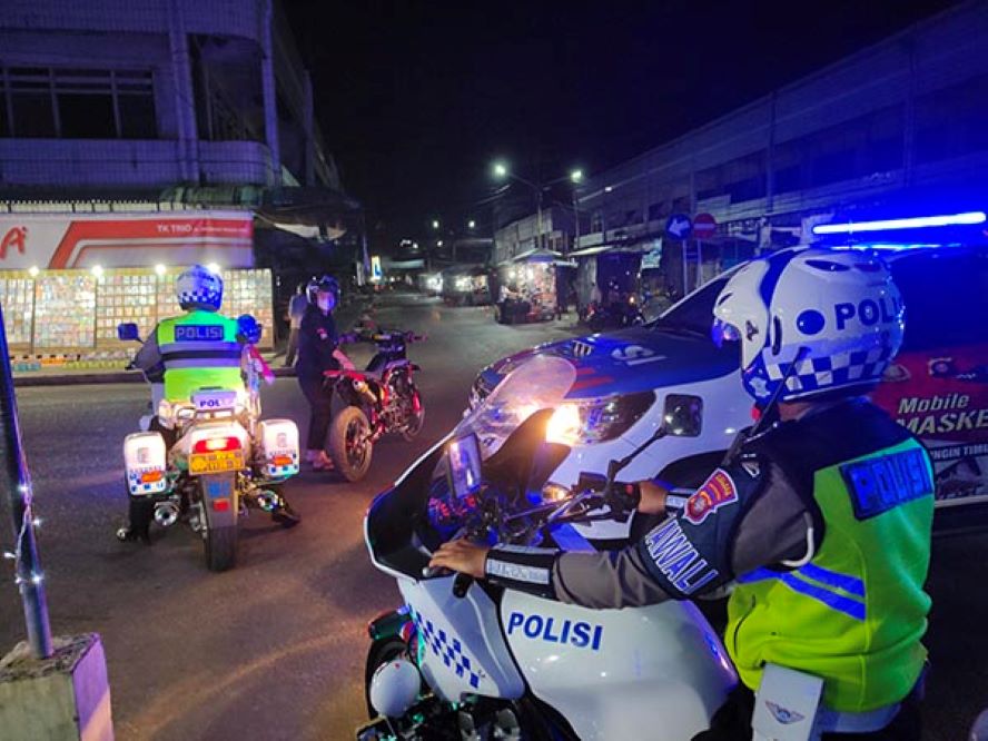 RAZIA: Polantas Polres Kotim merazia pengendara sepeda motor berknalpot brong yang kerap digunakan untuk aksi balap liar. (FAHRY/RADAR SAMPIT)