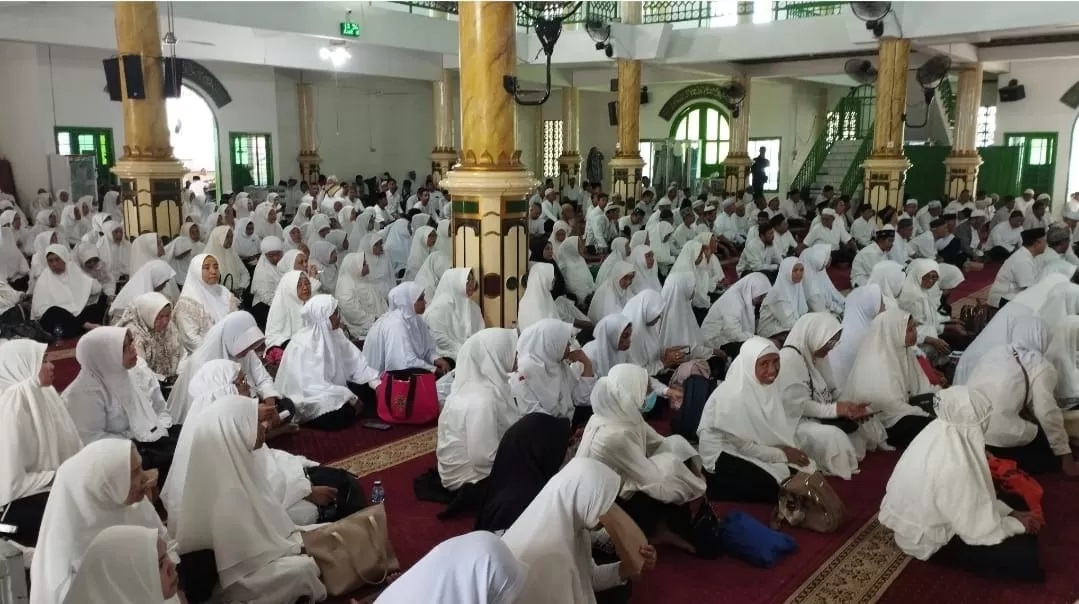 SIAP BERANGKAT: Ratusan calhaj Samarinda mengikuti bimbingan manasik yang dirangkai pelepasan Pemkot Samarinda di Masjid Darunni&rsquo;mah di Jalan Slamet Riyadi, Kecamatan Sungai Kunjang, Rabu (8/5).