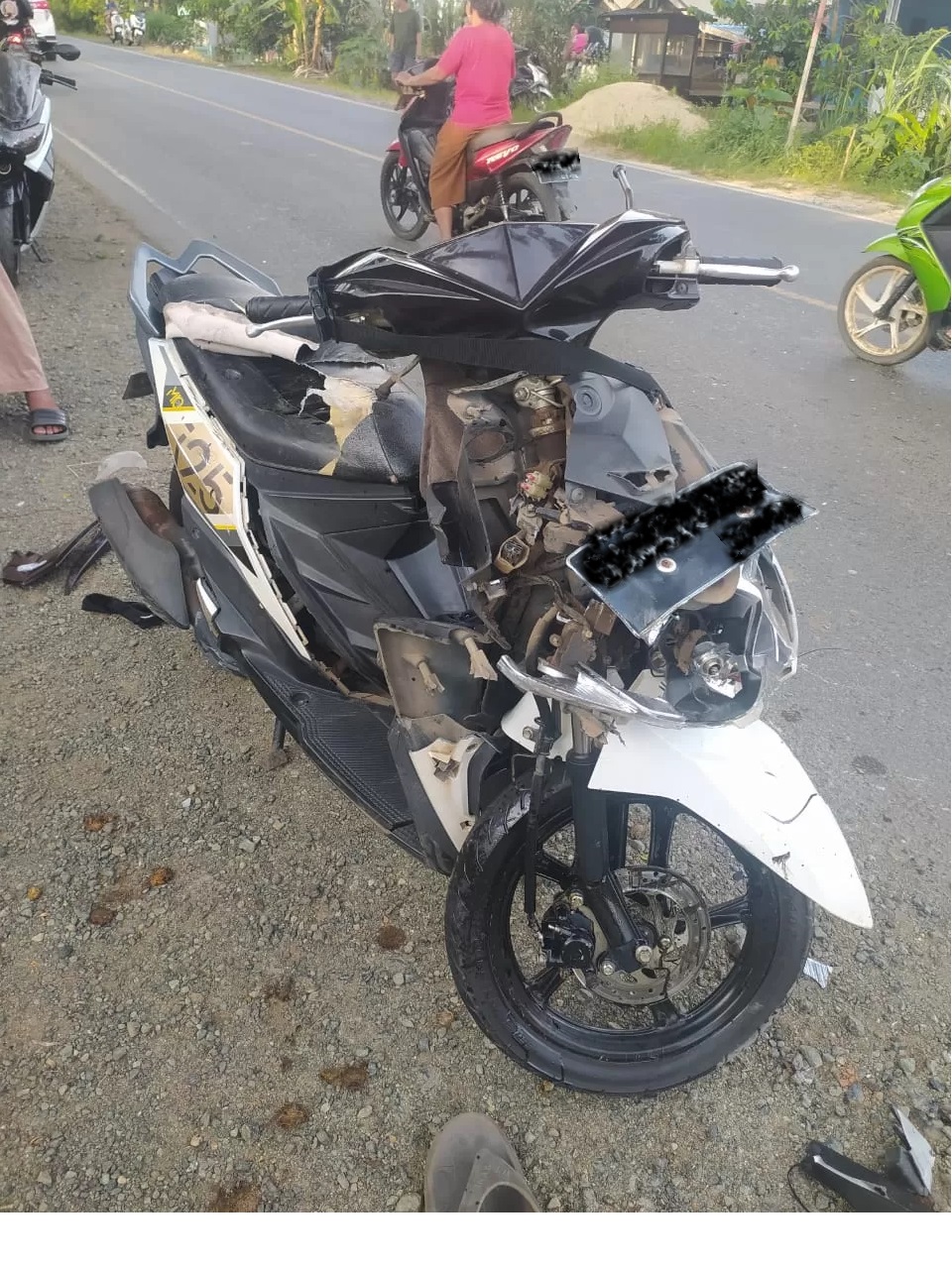 HANCUR: Kondisi motor korban laka lantas di Desa Tajau Pecah, Kecamatan Batu Ampar, Kamis (9/5/2024).(Foto:Grup Relawan R2T Tanah Laut untuk Radar Banjarmasin)