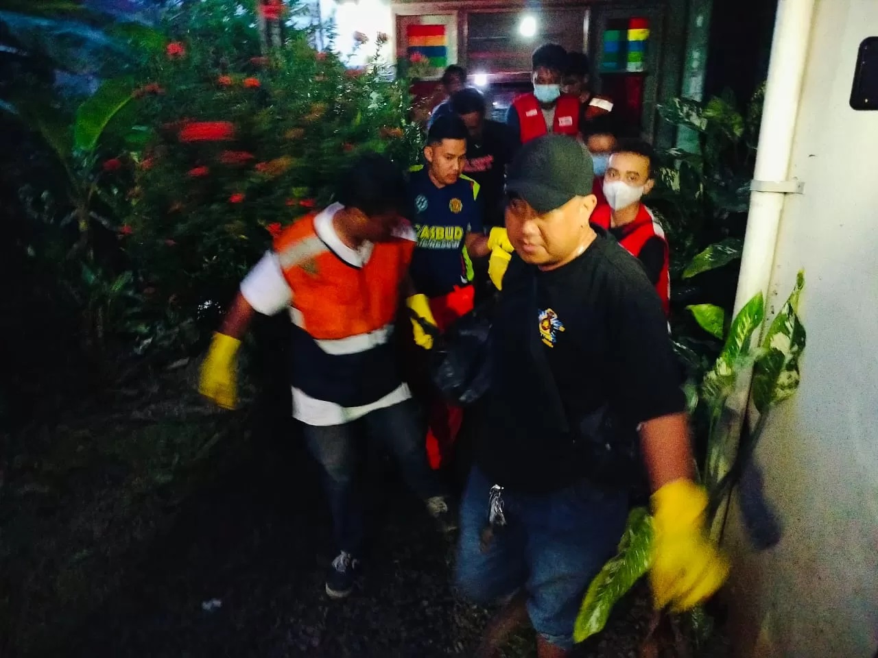 EVAKUASI:Jasad Iyun dibawa ke rumah sakit Ulin Banjarmasin menggunakan Ambulans Emergency 911 untuk divisum.(Foto: Maulana/Radar Banjarmasin)