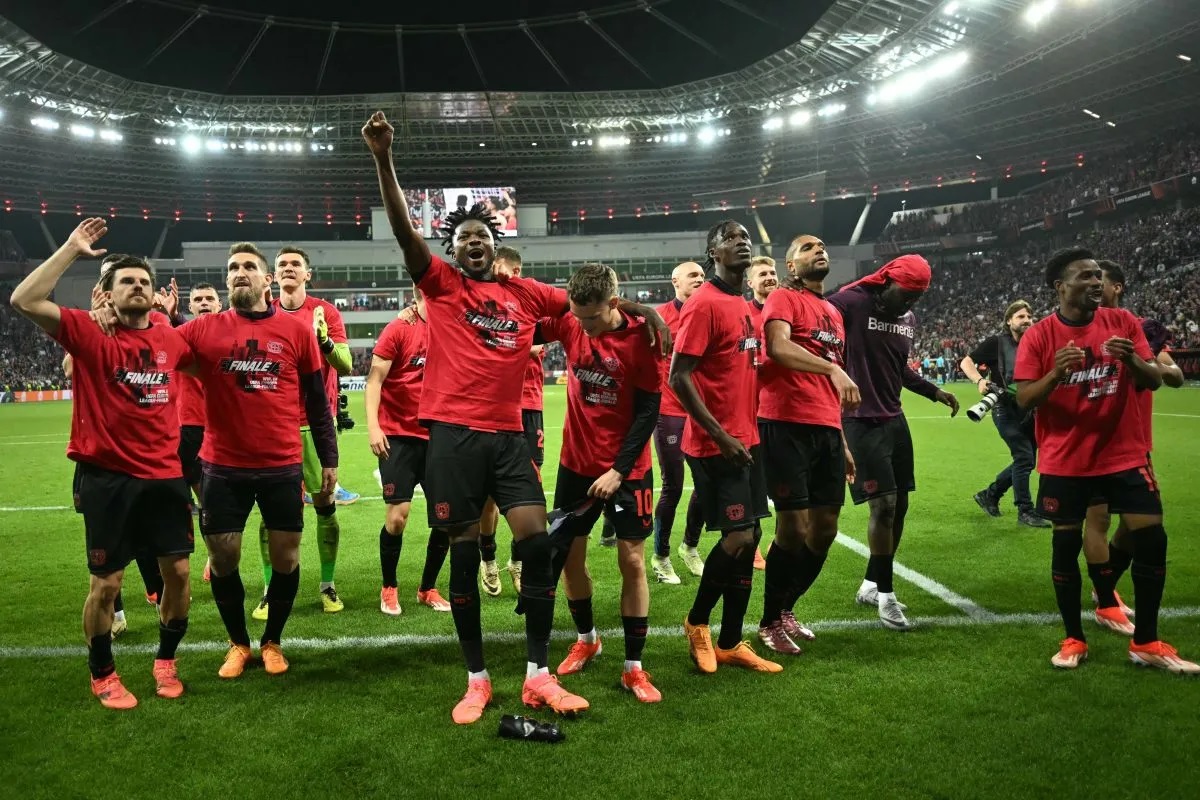 Para pemain Bayer Leverkusen merayakan keberhasilan mereka mencapai final Liga League setelah menyingkirkan AS Roma dengan menahan seri mereka dalam leg kedua semi final di Leverkusen pada 9 Mei 2024.