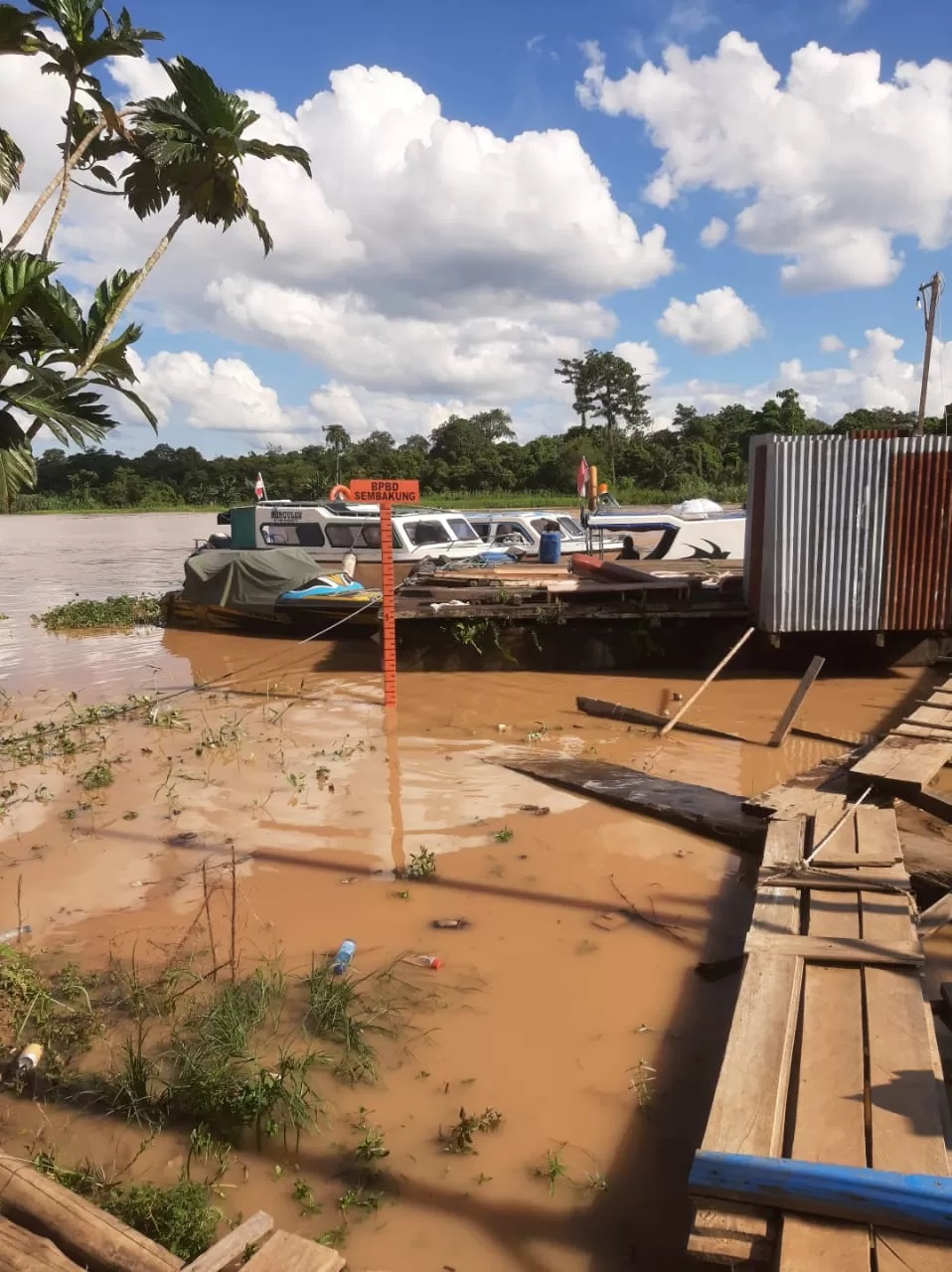 SEMPAT NAIK: Kondisi air sungai di Lumbis yang sempat naik. FOTO: BPBD NUNUKAN