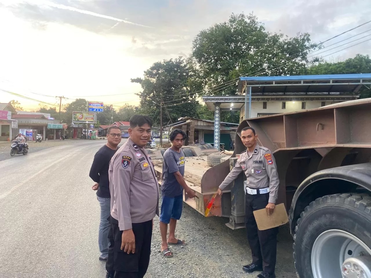OLAH TKP: Pihak Satlantas Polres Tala melakukan olah TKP terkait laka maut di Desa Tajau Pecah, Kecamatan Batu Ampar, Kamis (9/5/2024). (Satlantas Polres Tala untuk Radar Banjarmasin)
