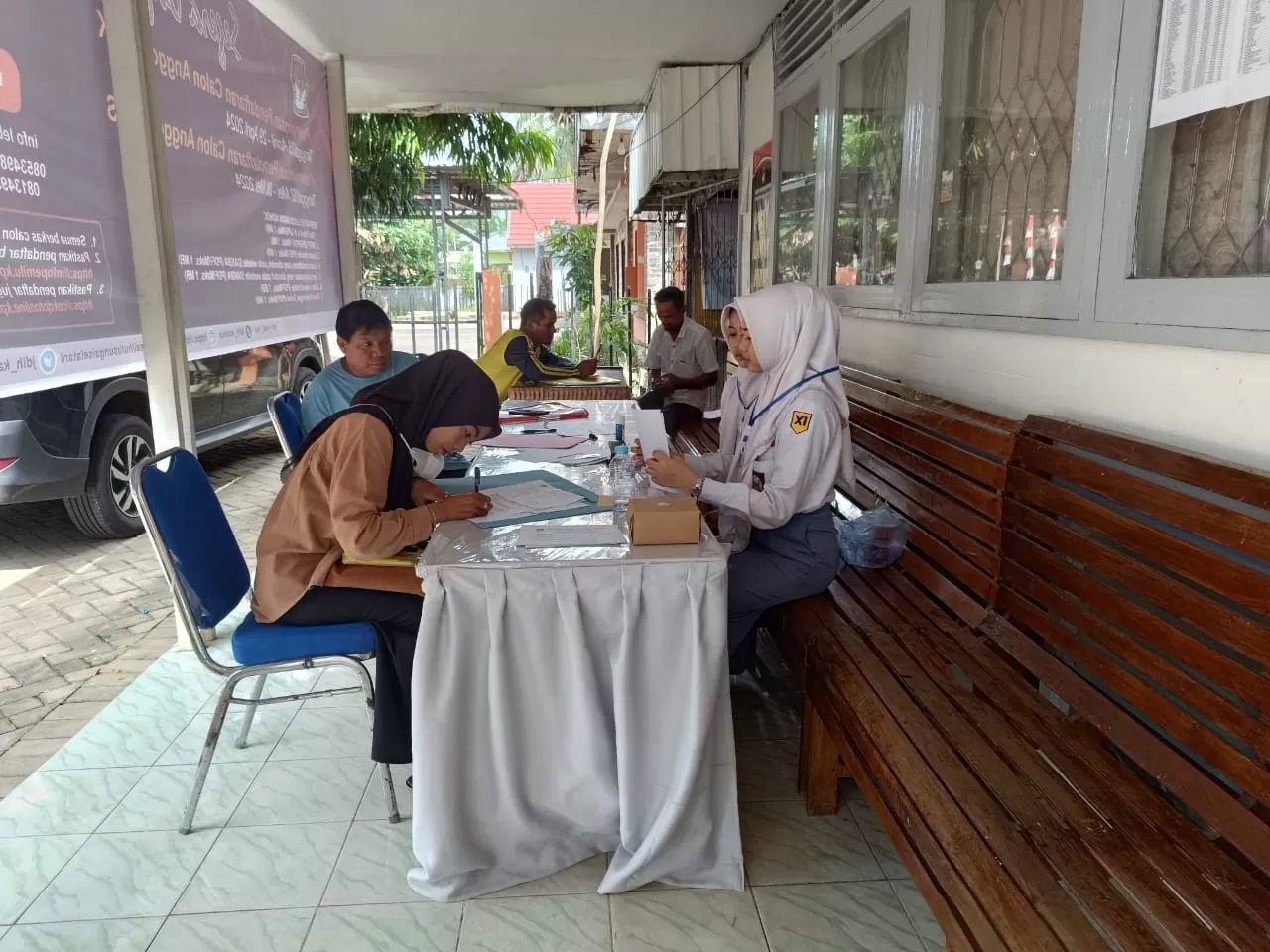 KUMPULKAN BERKAS: Suasana pendaftaran anggota PPS di Sekretariat KPU Kabupaten HSS.(Foto Salahudin/Radar Banjarmasin)