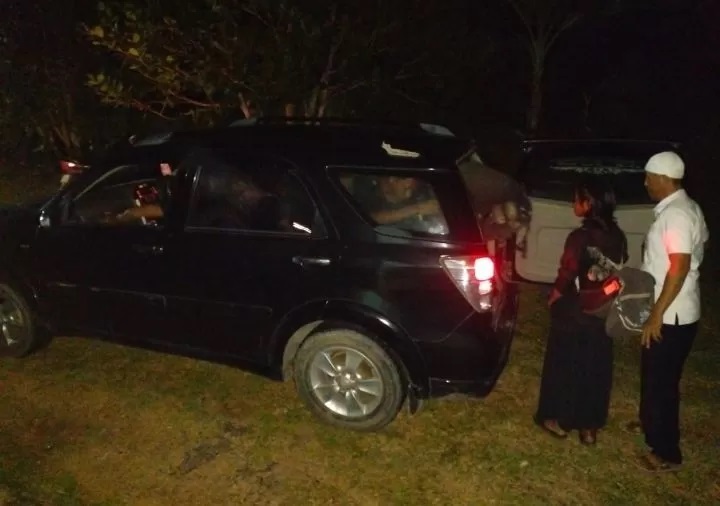 DIANTAR: 10 anak punk dipulangkan Dinsos Tanbu ke daerah asal menggunakan travel pada Rabu (8/5/2024) malam. (Foto: Dinsos Tanbu untuk Radar Banjarmasin)