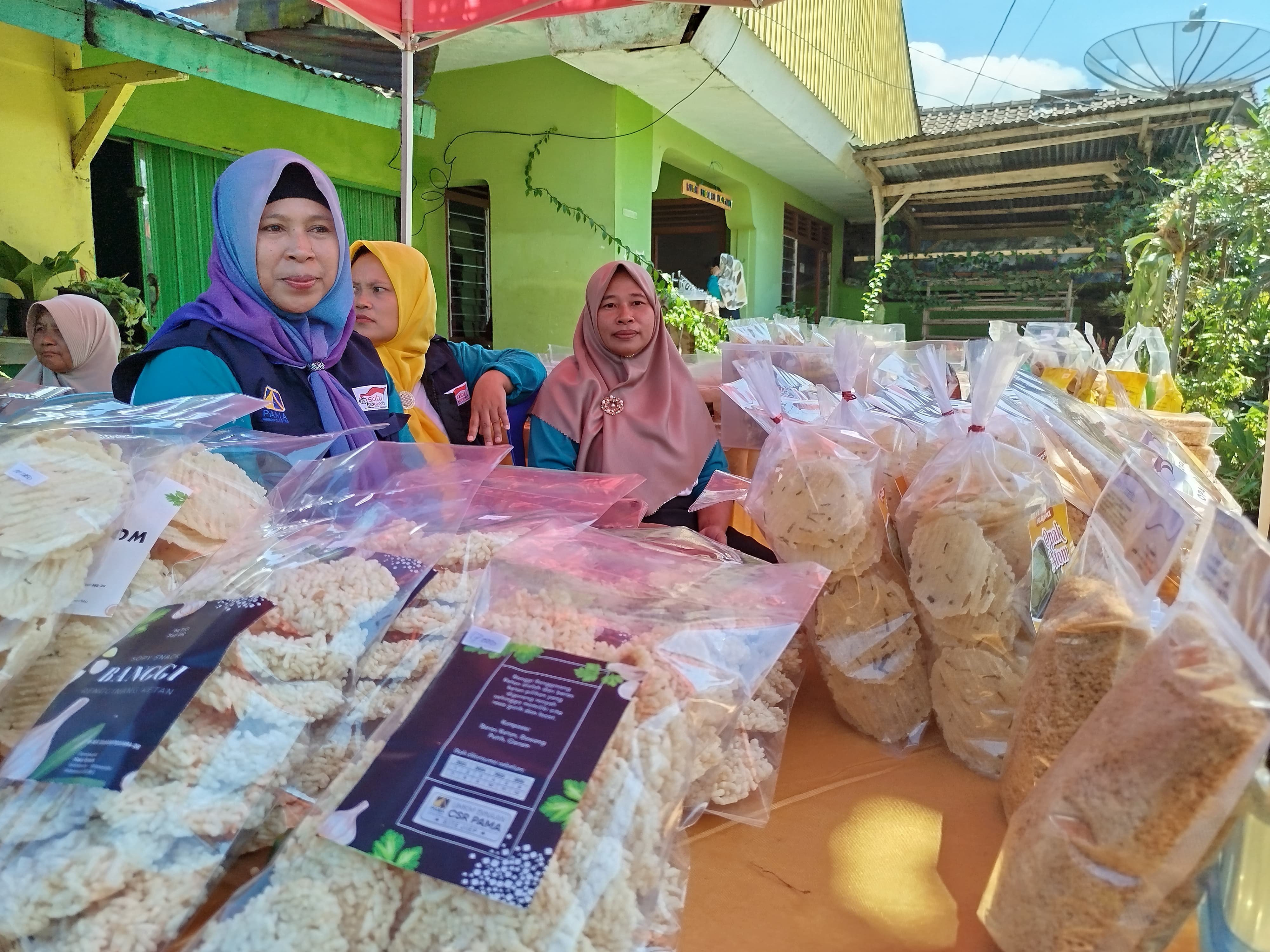 SENTRA UMKM: Berbagai hasil bumi di Dusun Kawista &ldquo;disulap&rdquo; menjadi berbagai produk olahan makanan hingga menjadikan dusun ini terkenal dengan sentra UMKM penghasil oleh-oleh dari Wonosobo.