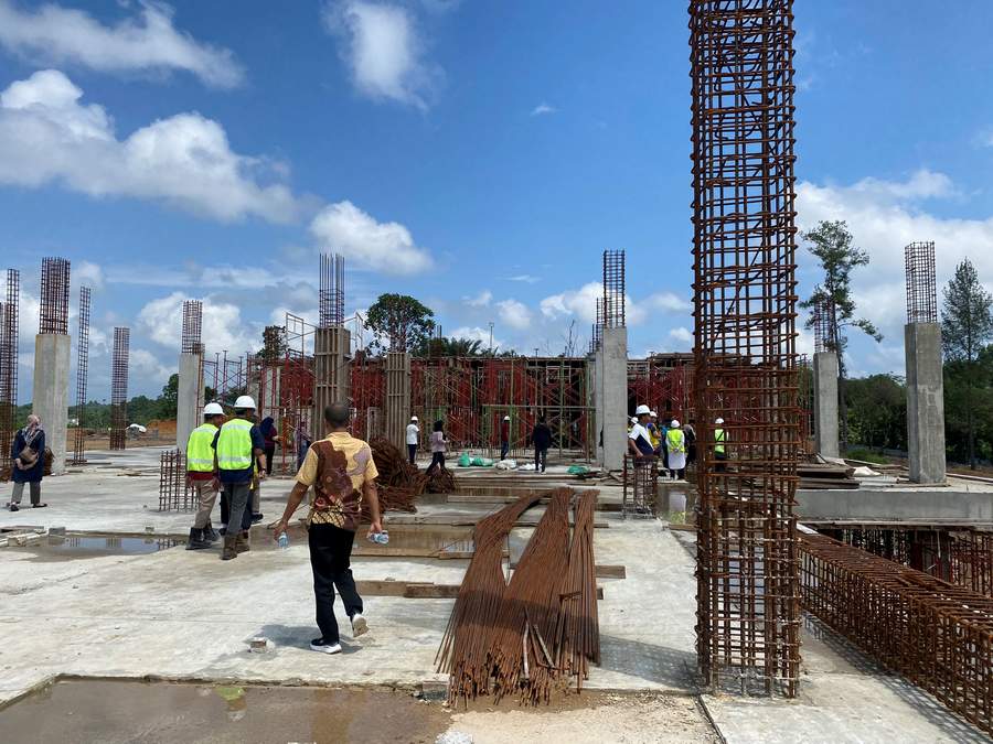 DIKEBUT: Progres pembangunan rumah sakit baru di Jalan Sultan Agung, tepatnya lahan eks Inhutani, sedang penyelesaian tahap satu.&nbsp;