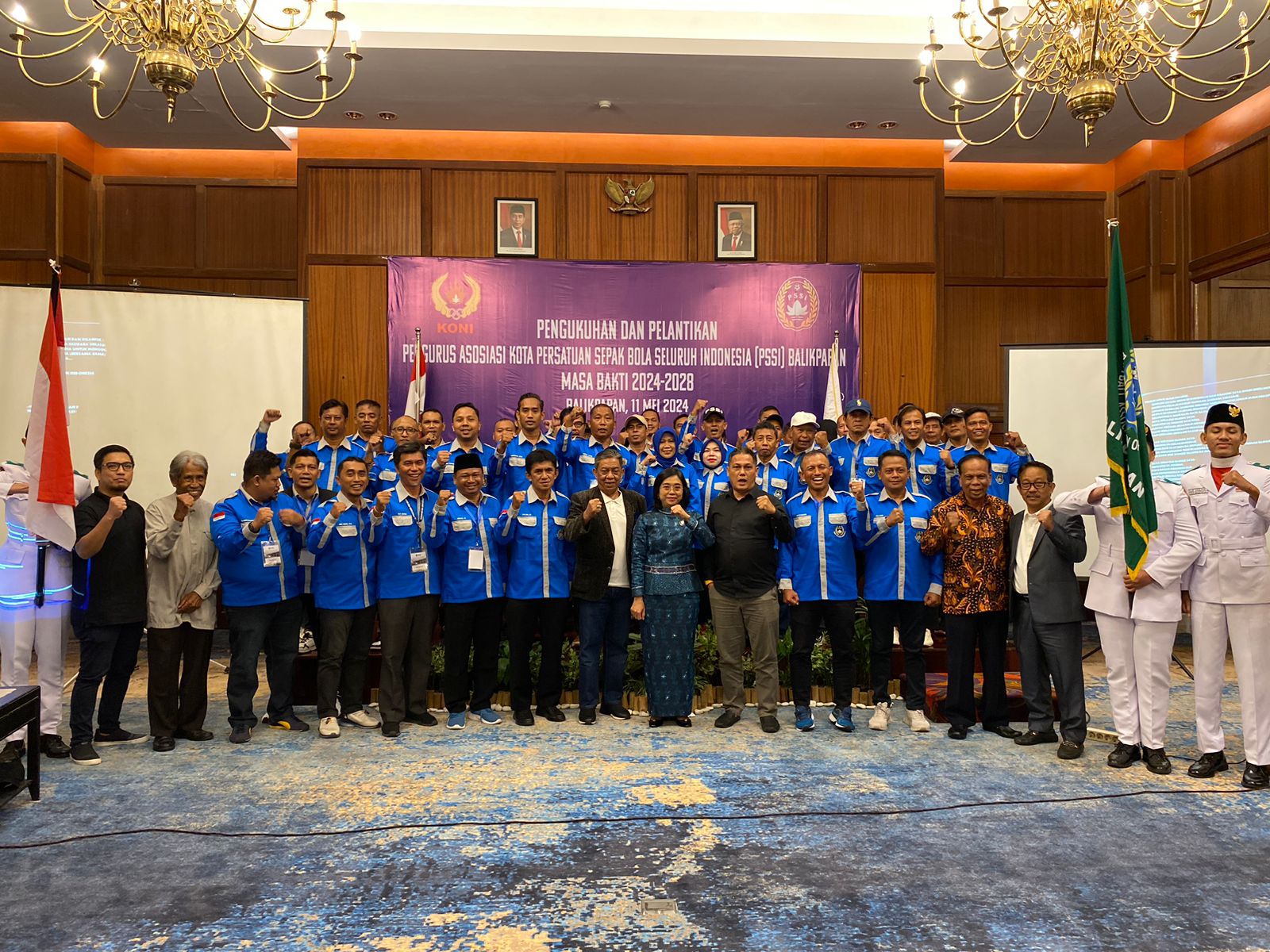 Sukisno (dua kiri) bertekad membangkitkan kembali sepak bola di Kota Balikpapan