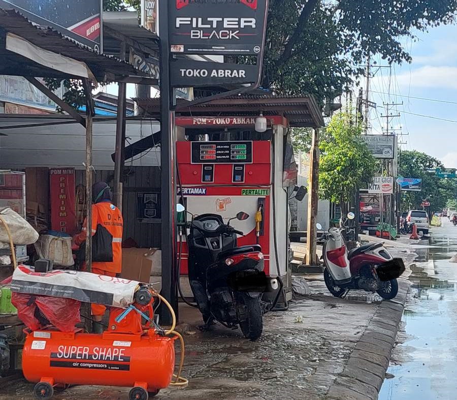 PELAN-PELAN: Setelah mengeluarkan SK terkait larangan penjualan BBM dengan botol atau dispenser pertamini, pemkot mempersilakan pedagang mengurus perizinan.