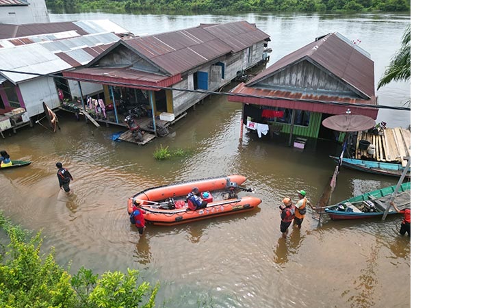 PEMANTAUAN: Tim BPBD Kotim melakukan pemantauan banjir di Desa Hanjalipan menggunakan bantuan perahu karet. (BPBD KOTIM UNTUK RADAR SAMPIT)