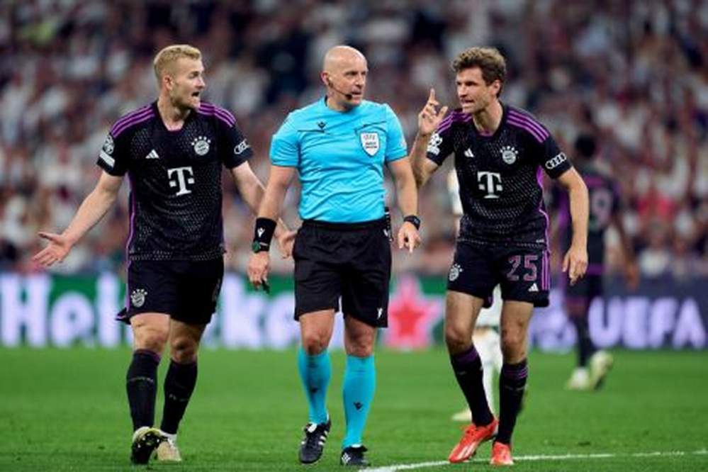 PROTES: Matthijs de Ligt (kiri) dan Thomas Muller mempertanyakan keputusan wasit Szymon Marciniak di Estadio Santiago Bernabeu, kemarin (9/5).