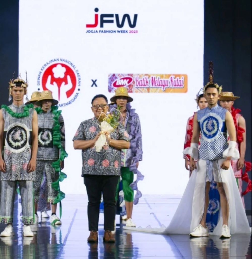 DIKENAL: Imam (tengah) mulai aktif pameran peragaan busana sejak 1989. Mengembangkan Batik Melayu Kutai dan namanya sudah dikenal di berbagai panggung nasional.