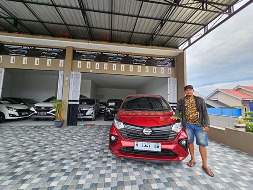 DILARIKAN: Mobil Daihatsu Sigra milik Abdul Haris yang dibawa kabur diduga pasangan suami istri di Simpang Aspek, Kecamatan Pangkalan Banteng,Kamis (9/5/2024).