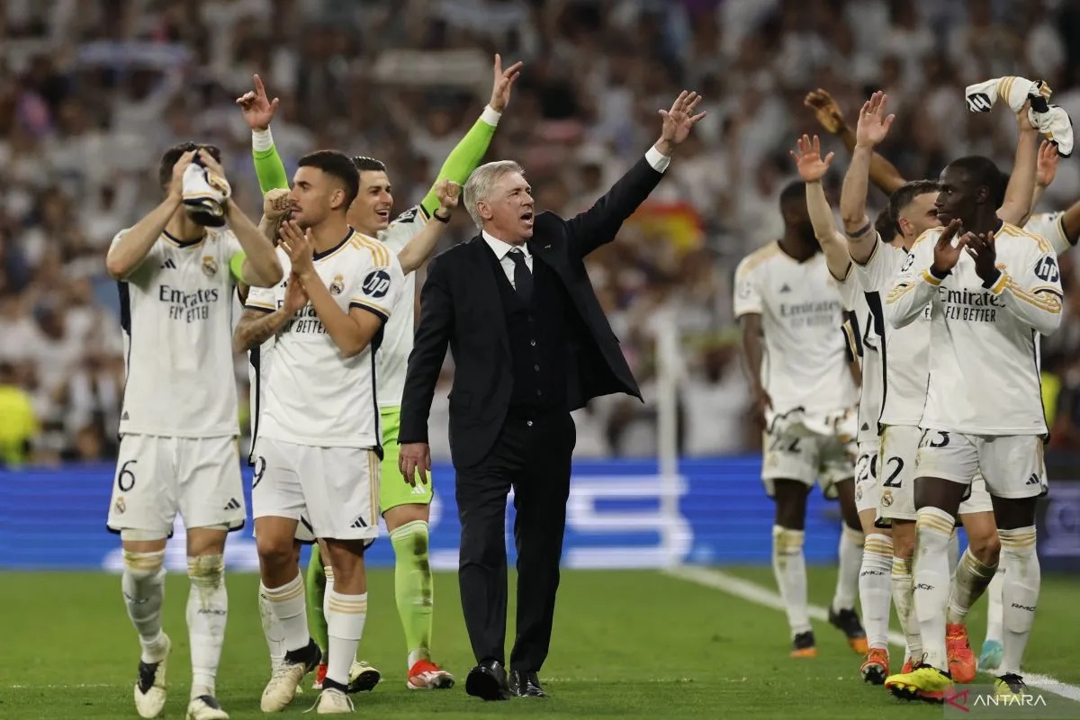 Pelatih Real Madrid Carlo Ancelotti dan pemainnya merayakan kemenangan atas Bayern Munich pada semifinal Liga Champions di Stadion Santiago Bernabeu Madrid 8 Mei 2024. (ANTARA/AFP/OSCAR DEL POZO)