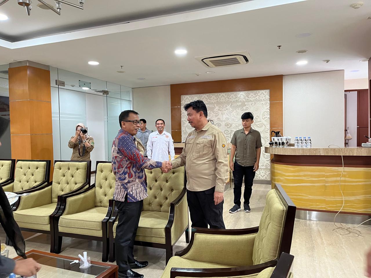 SILATURAHMI: Ketua Komisi Informasi Kaltim dan Sekda Kukar, Sunggono.