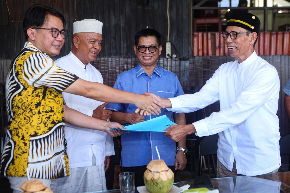 ALTERNATIF: Irianto Lambrie (kemeja biru) menyaksikan Muhammad Djailani menyerahkan (kanan) dokumen aspirasi kepada Tommy Pusriadi dari Yayasan Haji Rudy Mas&rsquo;ud Center, Jumat (10/5).