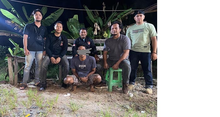 PEMBACOKAN: Pelaku pembacokan ditangkap polisi. Samurai milik pelaku disita sebagai barang bukti. (ISTIMEWA/RADAR SAMPIT)