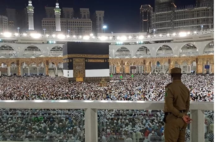 MENGAMATI JEMAAH: Seorang petugas mengamati umat Islam melakukan tawaf. Masjidil Haram masih dipadati jemaah yang melaksanakan tawaf dan ibadah lainnya usai pelaksanaan puncak ibadah haji. ANTARA FOTO