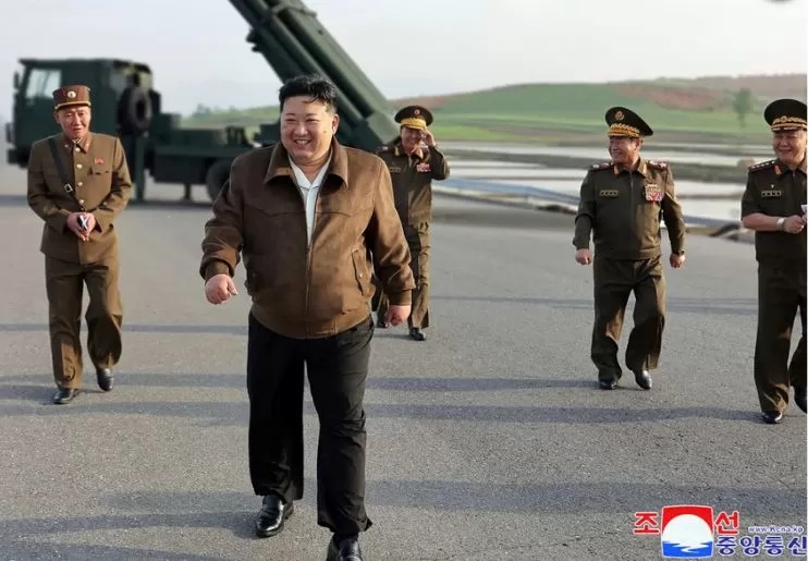 Pemimpin Korea Utara, Kim Jong Un mengawasi uji coba penembakan sistem peluncuran roket ganda yang baru./ AP