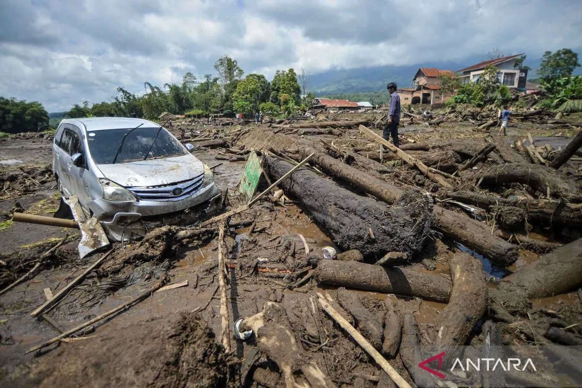 Kondisi banjir lahar dingin yang melanda Kabupaten Tanah Datar, Ahad (12/5/2024).