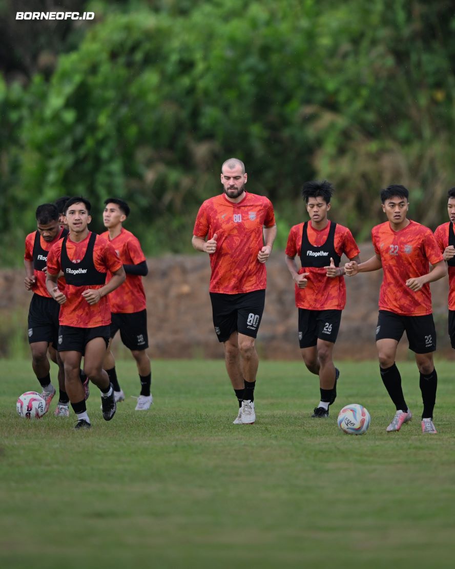 BERSIAP: Wiljan Pluim cs menjalani latihan di Training Ground Borneo FC, Samarinda.
