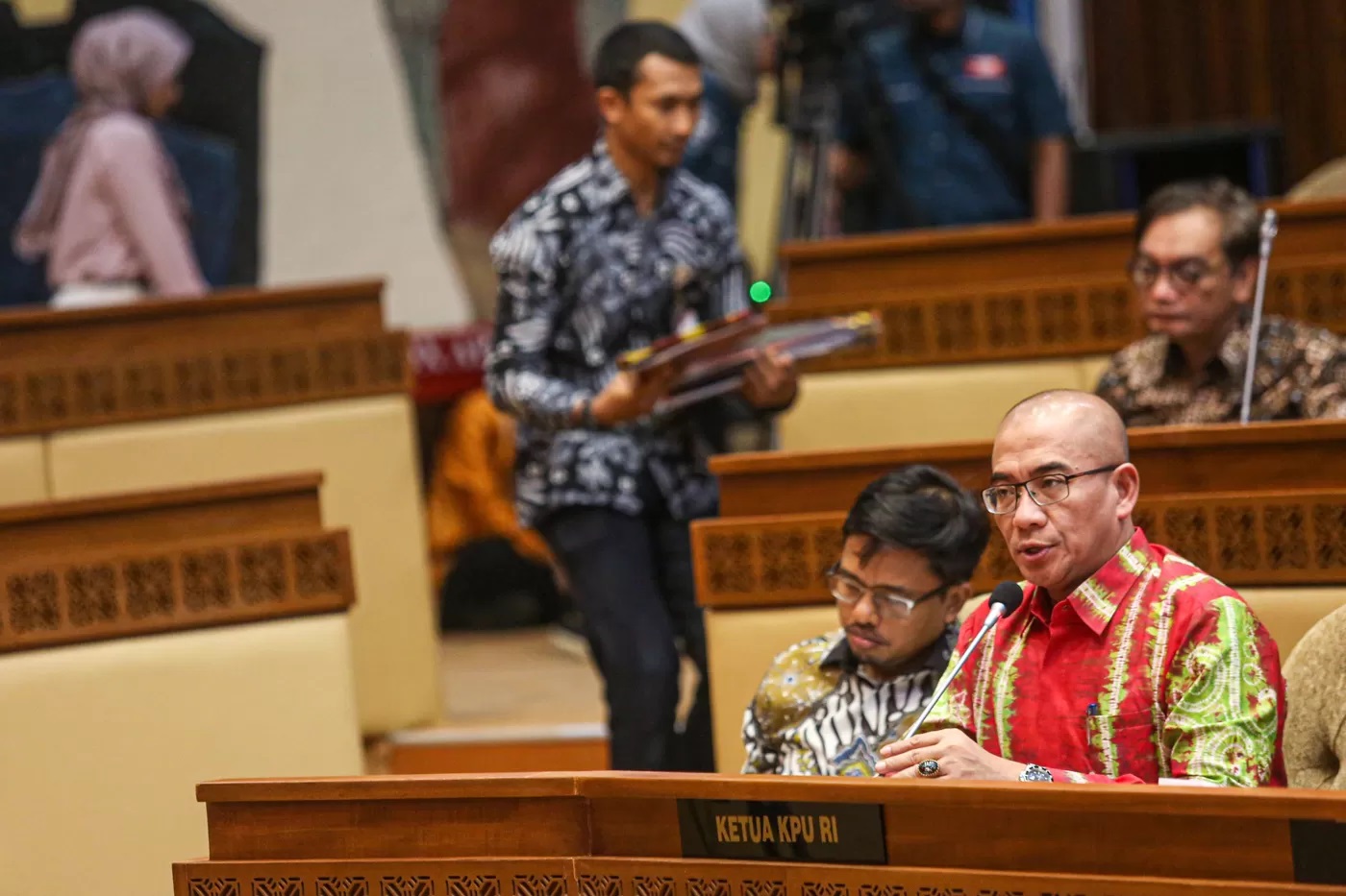Ketua KPU Hasyim Asyari (kedua kiri) bersama Mendagri Tito Karnavian (kanan) saat mengikuti rapat kerja bersama komisi 2 DPR RI di Kompeks Parlemen, Jakarta, Senin (25/3/2024).