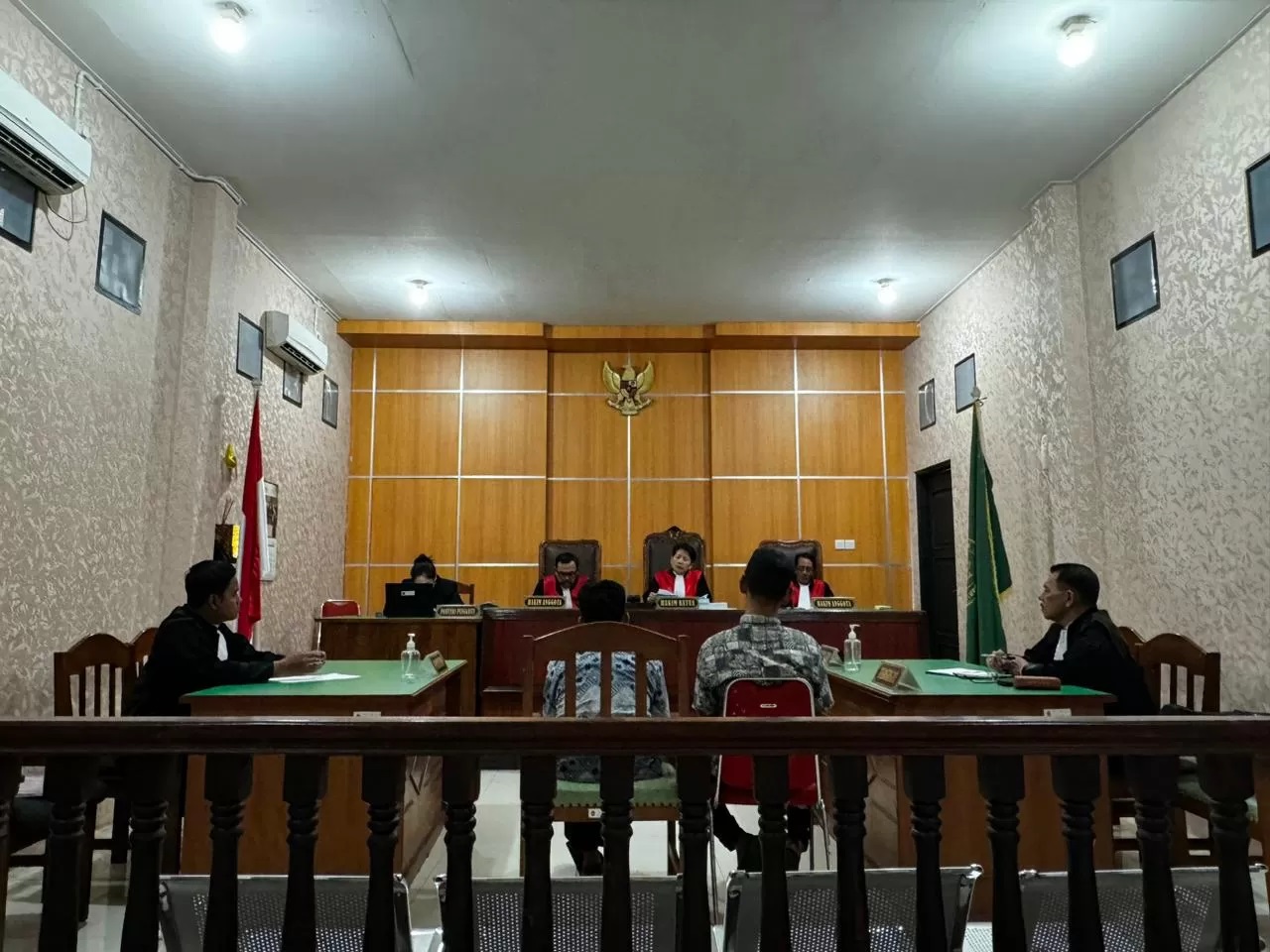 VONIS: Kedua terdakwa yang mendengarkan putusan dari majelis hakim. FOTO: KEJARI TARAKAN