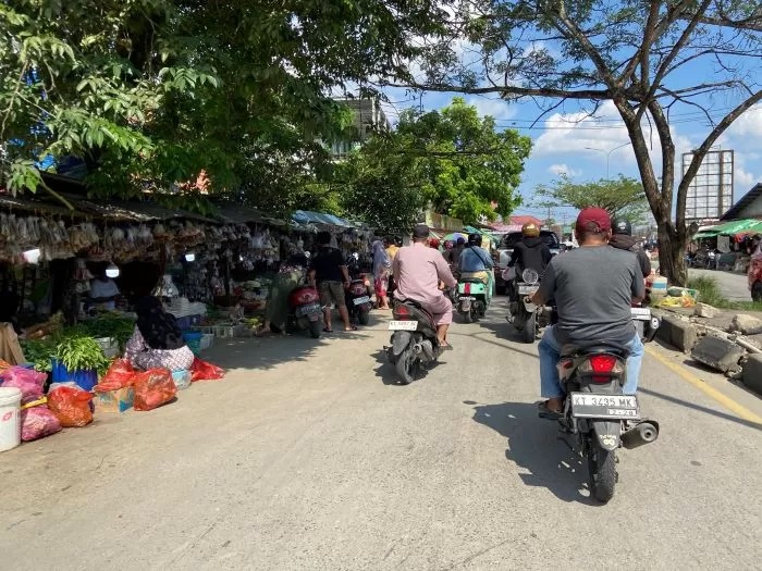 BIKIN KUMUH. Keberadaan lapak pedagang di Jalan Sultan Hasanuddin kerap kali menjadi biang kemacetan di kawasan tersebut (IST)