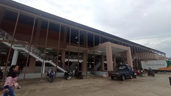 BIKIN GELISAH. Masih dibiarkannya PKL pinggir jalan, memicu kegelisahan bagi pedagang di Pasar Baqa yang baru. OKE/SAPOS