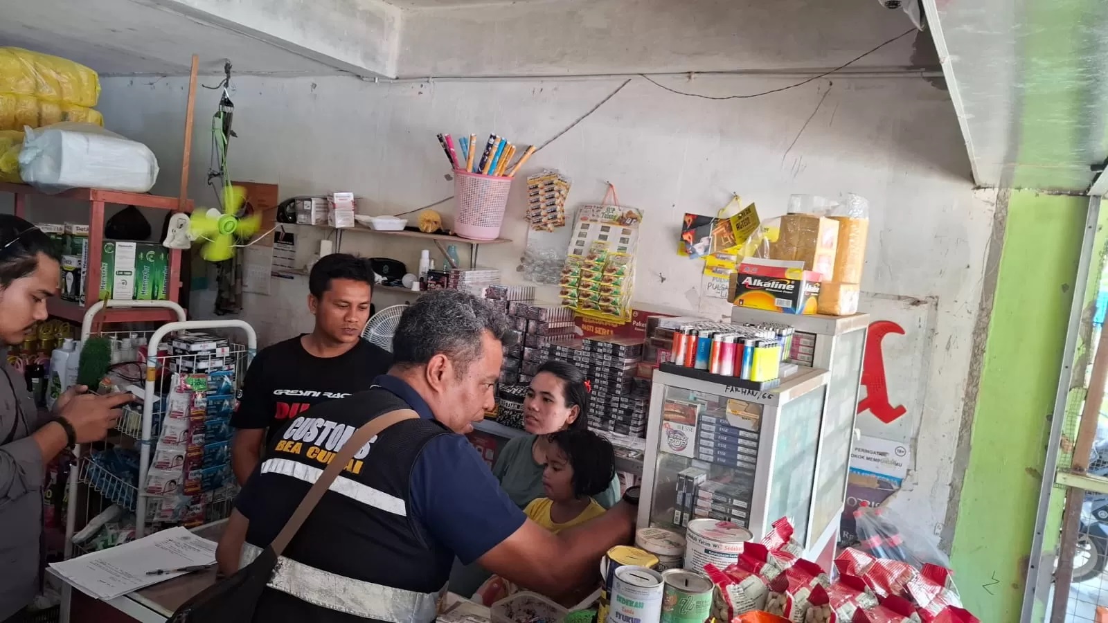 EDUKASI PEDAGANG: Petugas BC Nunukan menyasar pedagang terkait kehadiran rokok ilegal. FOTO: DOK BC